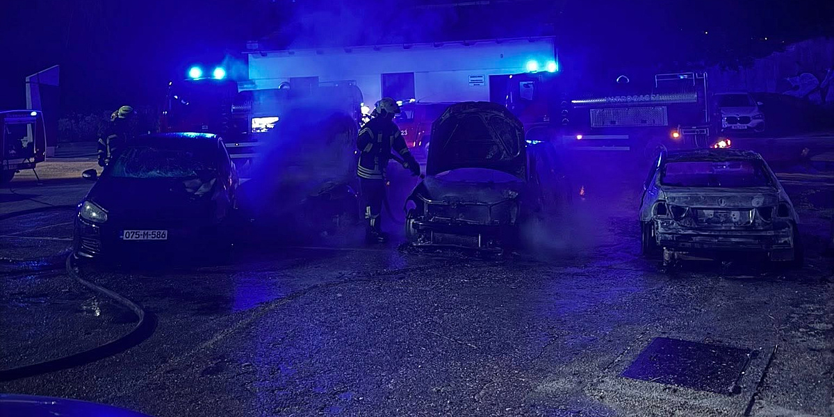 U dvorištu Srednje ekonomske škole u Mostaru izgorjelo šest vozila