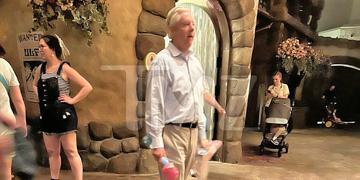 Oženjen nije, djece nema: Najveći zagovornik rata protiv Irana snimljen kako sam luta Disney Worldom s igračkama u ruci