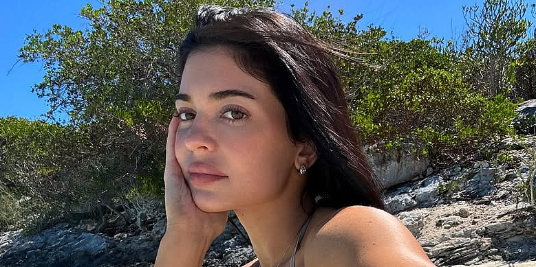 Neonski bikini u prvom planu: Kylie Jenner pokazala impresivnu figuru na fotografijama s odmora