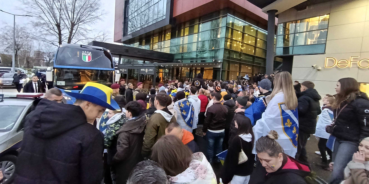 Vatreno i pred hotelom: Italijani krenuli ka stadionu, stotine navijača BiH ih čekalo ispred