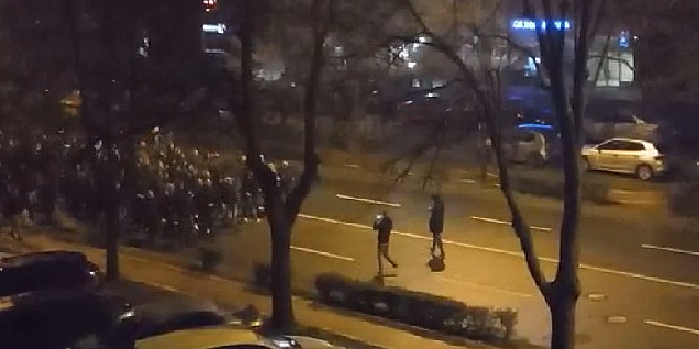 Sarajevo gori: Manijaci s Grbavice u korteu krenuli ka Vječnoj vatri