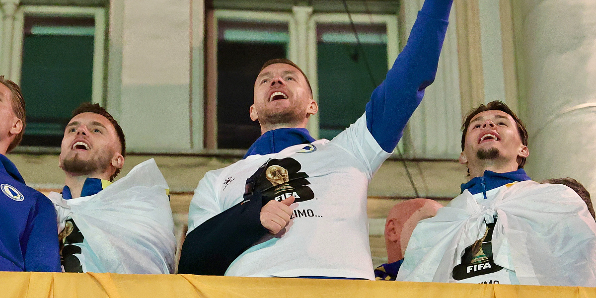 Džeko se sa balkona iznad Vječne vatre naklonio Barbarezu i saigračima: Kažu pokeraš!? A, što ih izblefa