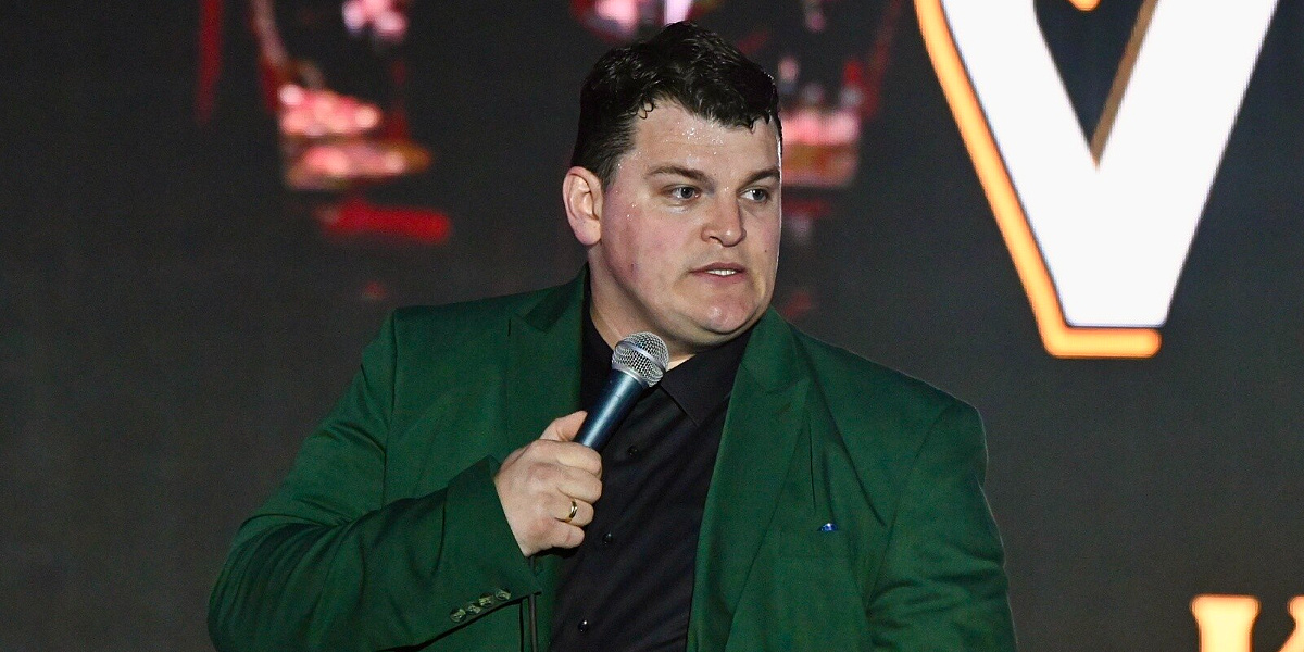 Goran Vinčić Vinča publici u Sarajevu priuštio dva sata smijeha, za kraj skinuo sako i košulju i pokazao dres BiH