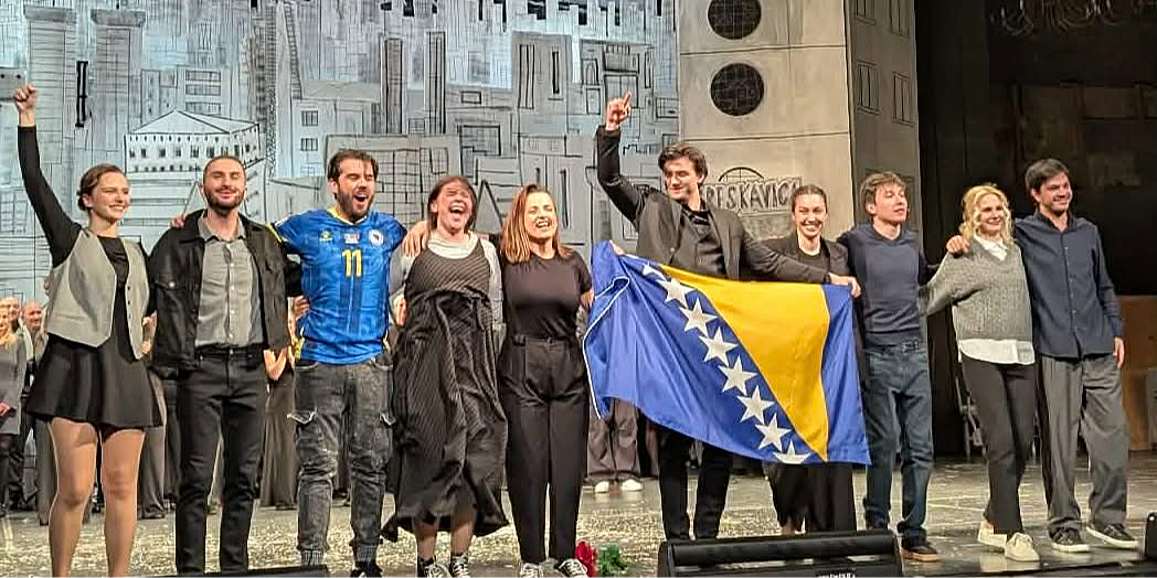 Glumci Narodnog pozorišta u Sarajevu proslavili uspjeh Zmajeva: Armin Omerović istrčao u dresu, podigli našu zastavu