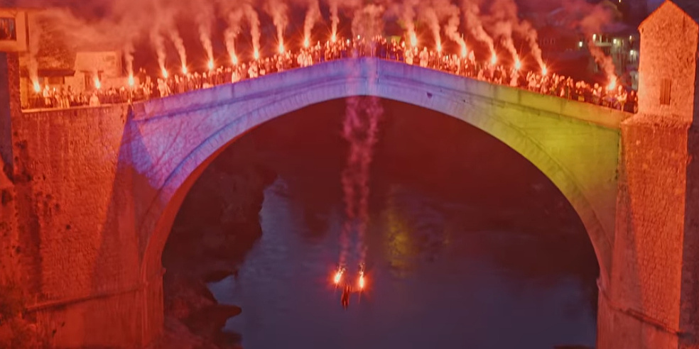 Nevjerovatni kadrovi iz zraka na dočeku Barbareza, uključujući skok s bakljama sa Starog mosta