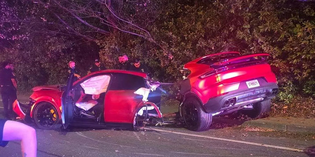 Porsche Cayenne se prepolovio nakon silovitog udara u drvo, vozač 