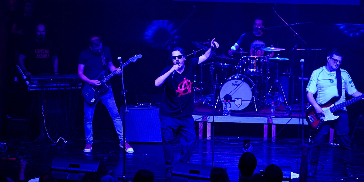 Grupa Skroz raspjevala sarajevsku publiku: Večer ispunjena rock atmosferom i nostalgijom