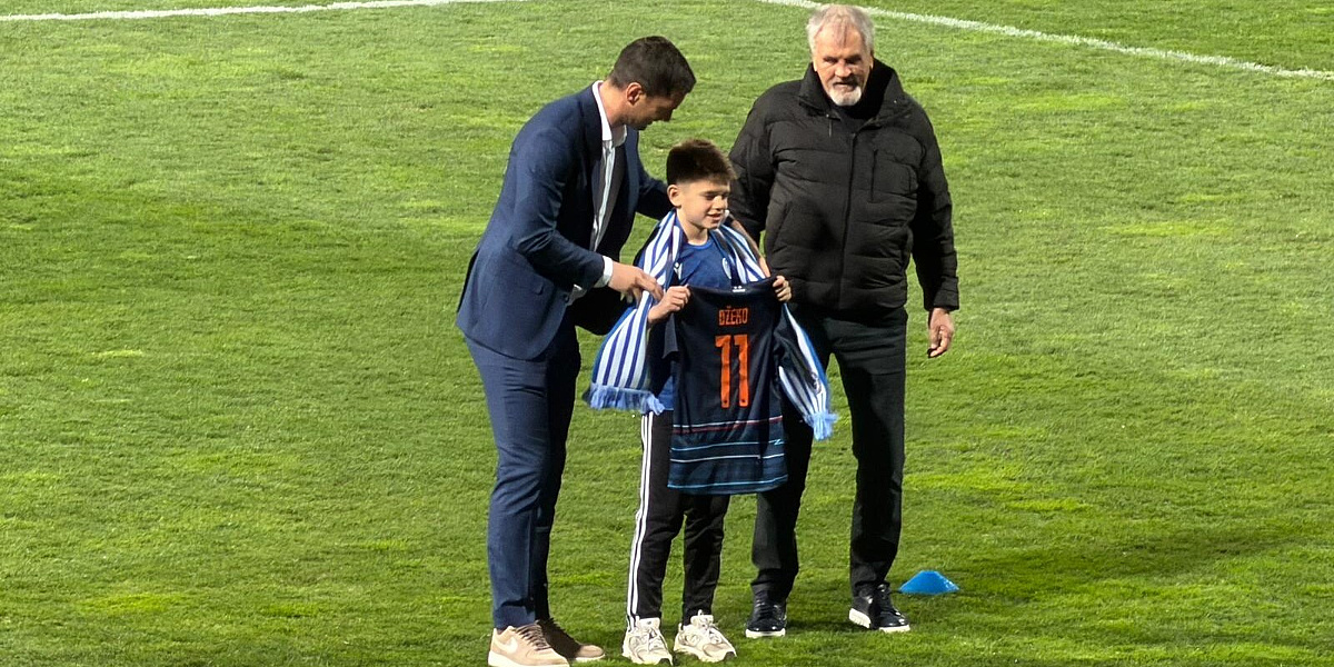 Željezničar ugostio porodicu Džeko na derbiju, Dani dobio dres Plavih s brojem 11