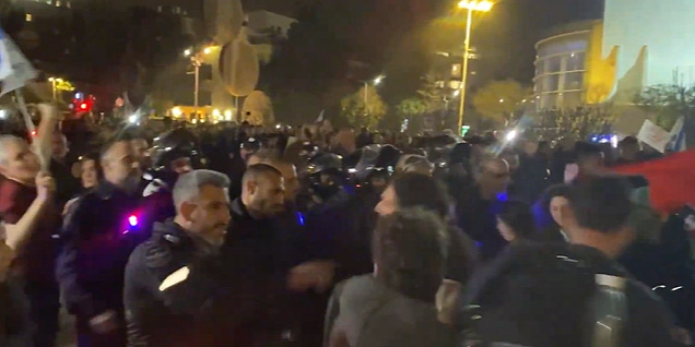 Policija nasilno rastjeruje demonstrante u Tel Avivu koji protestuju protiv rata u Iranu