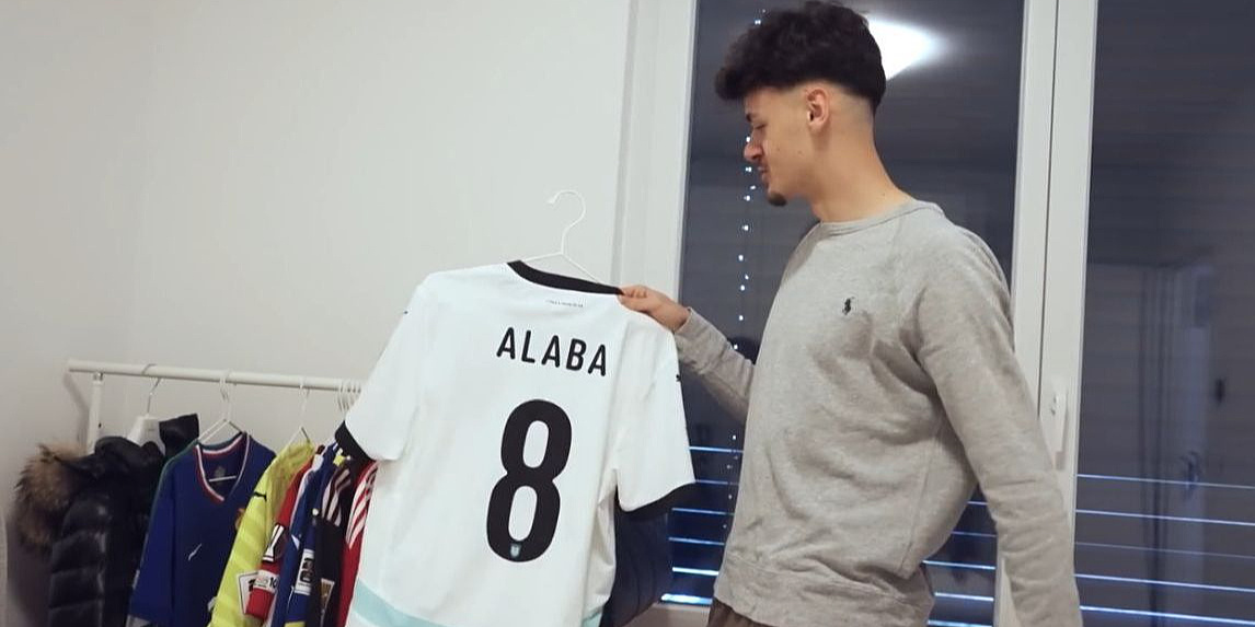 Alajbegović pokazao impresivnu kolekciju dresova koje posjeduje, dobio je dva austrijska za jedan Zmajeva