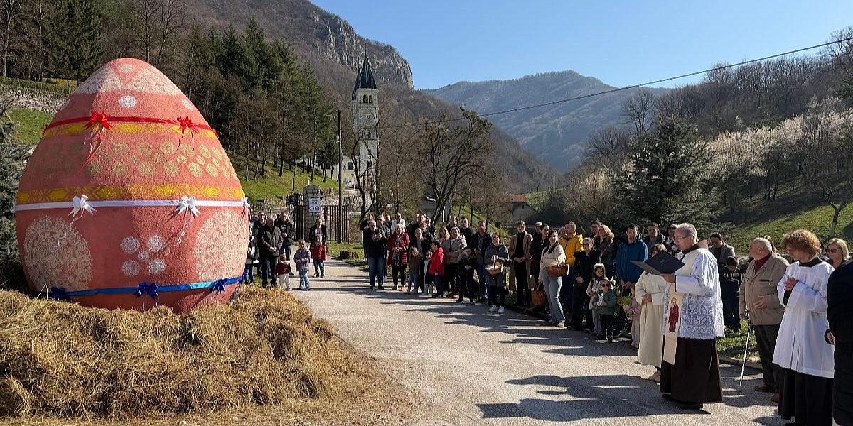 U Kraljevoj Sutjesci otkriveno i blagoslovljeno najveće uskrsno jaje na Balkanu