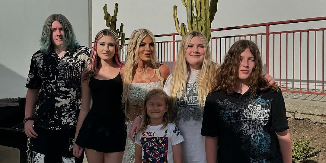 Tori Spelling i četvero njene djece doživjeli saobraćajnu nesreću, prevezeni su u bolnicu