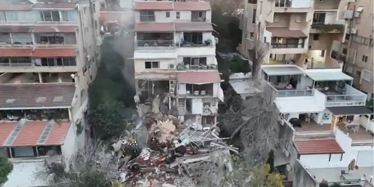 Pojavio se snimak razaranja nakon iranskog napada na Haifu: Srušena zgrada, spasioci izvlače ljude