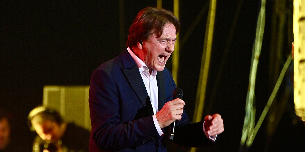 Zdravko Čolić održao četvrti koncert u Zetri, Džanan Musa mu prije nastupa uručio dres Dubaija