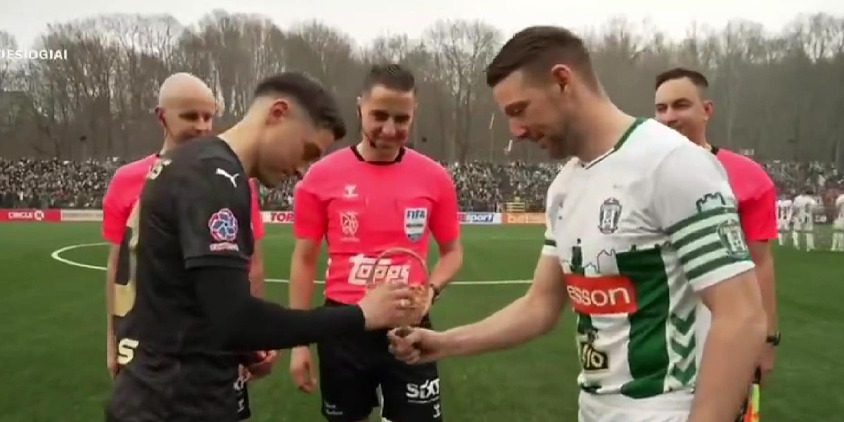 U Litvaniji za Uskrs umjesto bacanja novčića loptu dobija ekipa čiji kapiten pobijedi u tucanju jajima