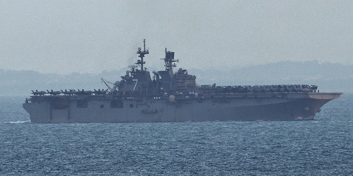 Iz IRGC-a tvrde da je u raketnom napadu pogođen američki brod USS Tripoli koji se potom povukao