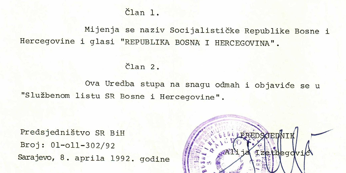 Na današnji dan 1992. godine odlukom Predsjedništva SR BiH promijenjen je naziv države u Republika BiH