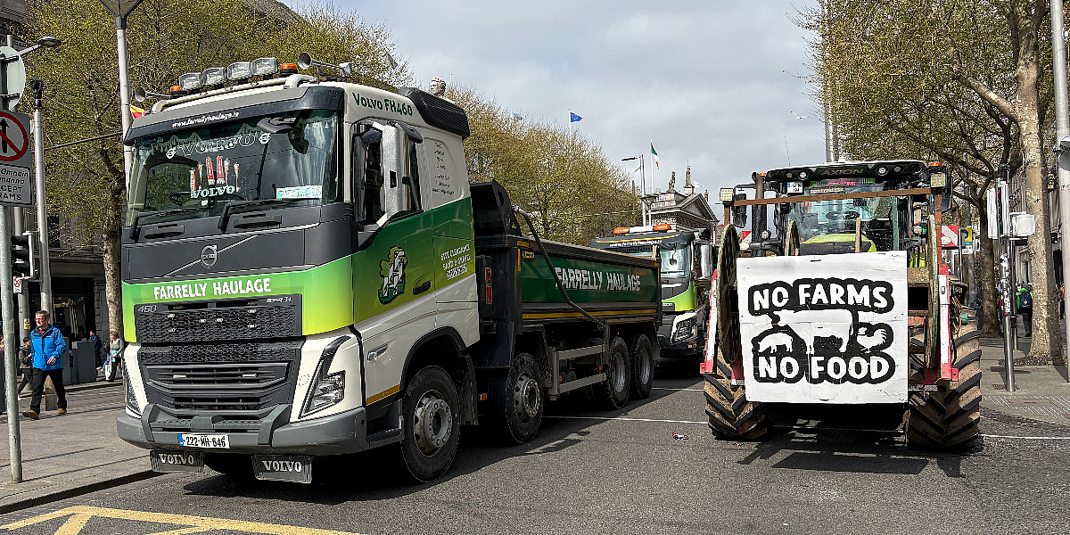 Građani u Irskoj traktorima i kamionima blokiraju ulice zbog cijena goriva, vlada šalje vojsku na njih