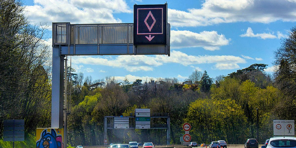 Novi znak na autoputevima u Francuskoj zbunjuje vozače: Evo šta znači bijeli romb