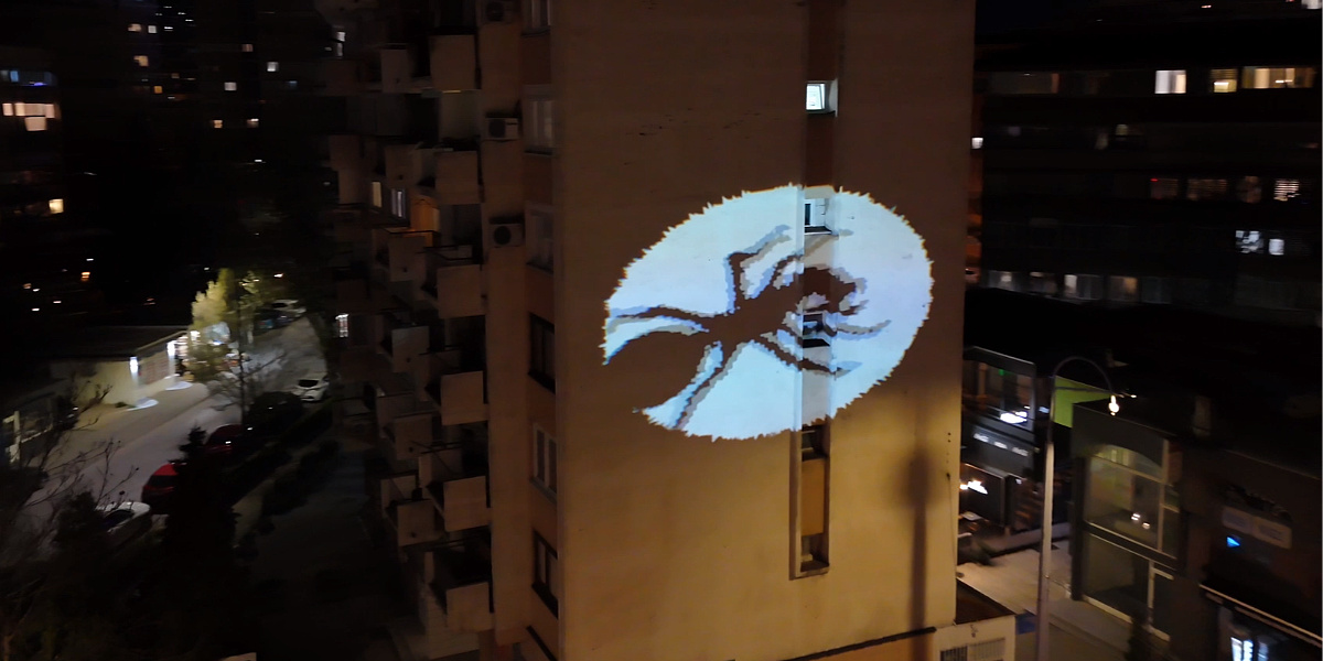 Svijetleće animacije na fasadama u Sarajevu privukle pažnju prolaznika