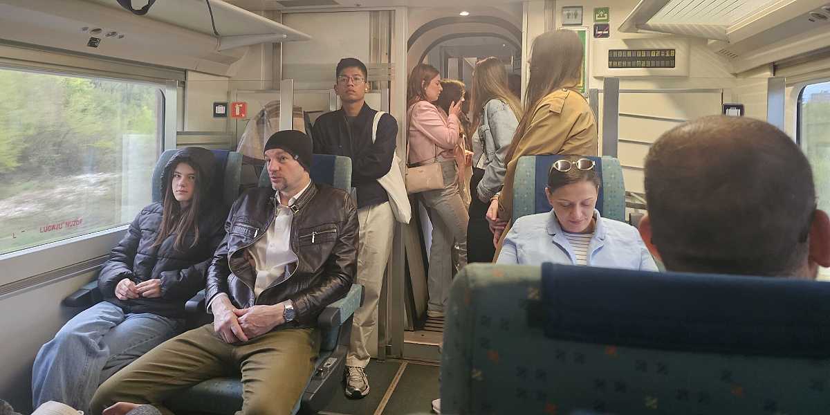 Nova turistička sezona, stari problemi: Putnici stoje u vozu od Sarajeva do Mostara jer ih ima više nego sjedišta