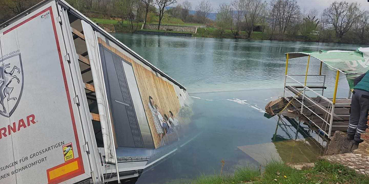 Bihać: Vozač poginuo nakon što je kamionom sletio u Unu