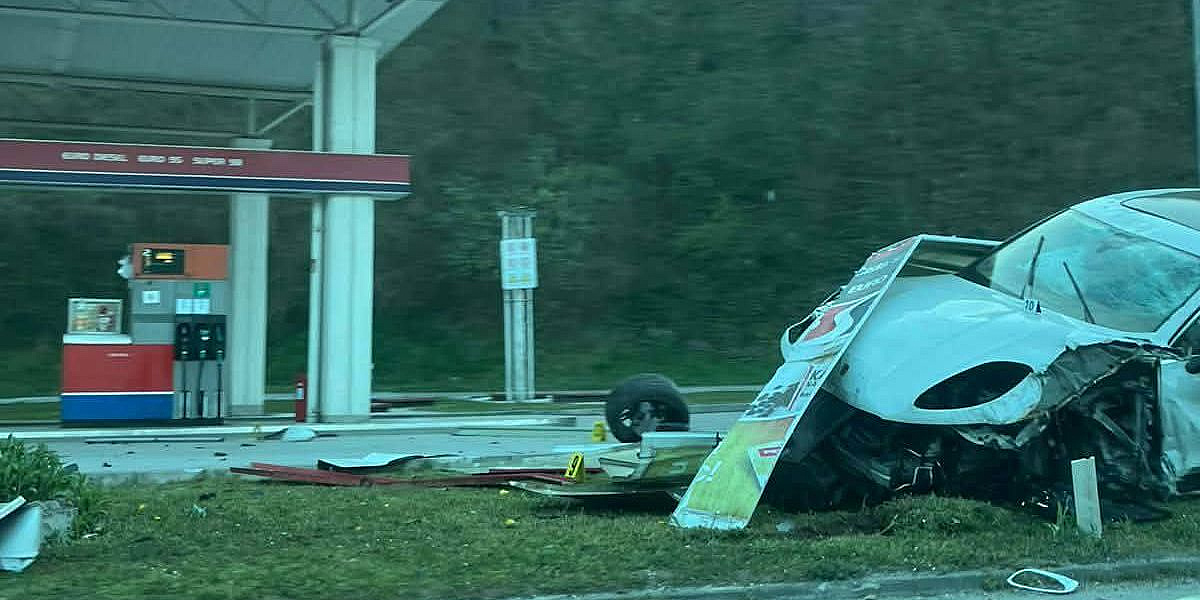 Kladanj: Automobil udario u tablu s cijenama ispred benzinske pumpe i srušio je, jedna osoba povrijeđena