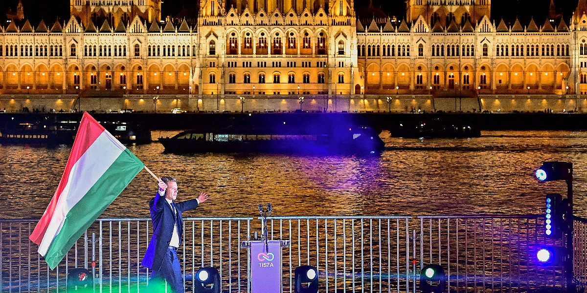 Pogledajte pobjedničku šetnju Magyara Budimpeštom: Hiljade pristalica ga dočekale s upaljenim bakljama