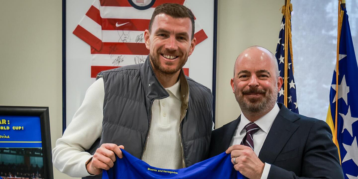 Edin Džeko posjetio Ambasadu SAD-a, Johnu Ginkelu je poklonio svoj potpisani dres