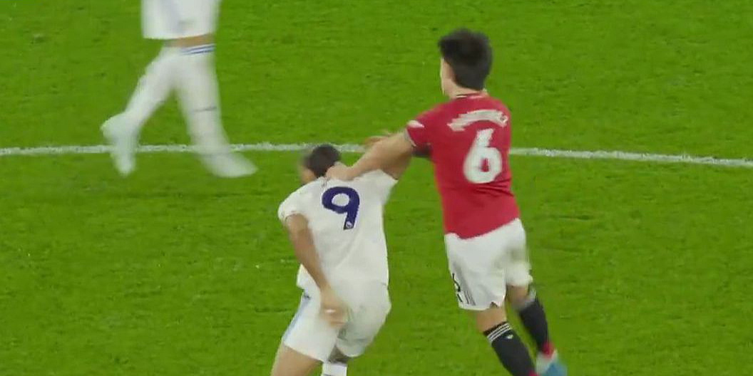 Jeste li ikada vidjeli ovakav crveni karton? Defanzivac Uniteda isključen jer je protivnika povukao za kosu