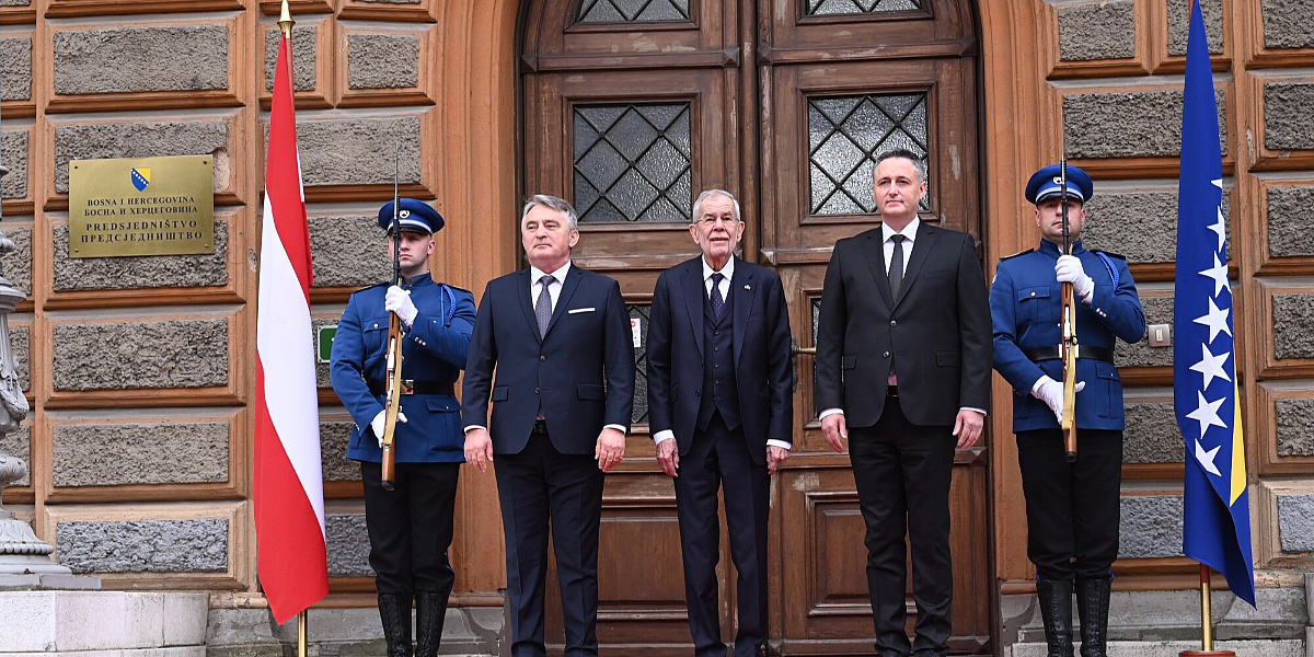 Austrijski predsjednik dočekan uz vojne počasti ispred Predsjedništva BiH, sastao se s Bećirovićem i Komšićem