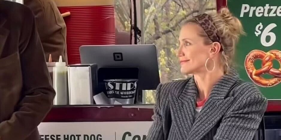 Cameron Diaz snimljena dok razigrano pleše s kolegom na setu filma, glumi u novoj romantičnoj komediji