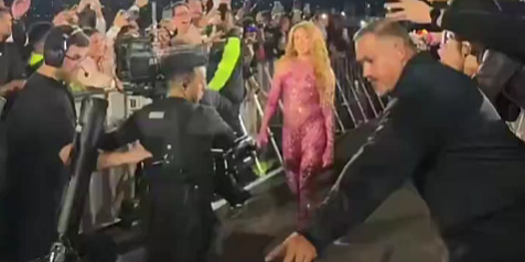 Shakira se našla na meti kritika zbog snimka s koncerta: Ignorisala kamermana koji je pao ispred nje