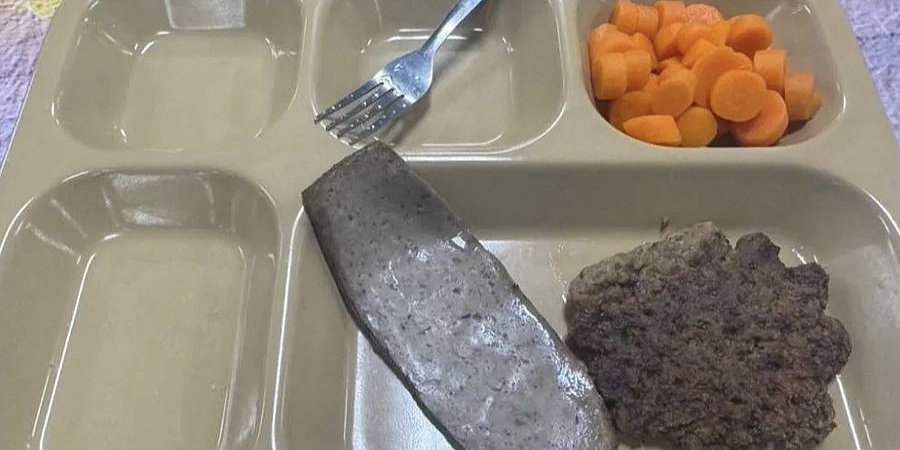 Američki vojnici uslikali svoj obrok na nosaču aviona raspoređenom na Bliskom istoku