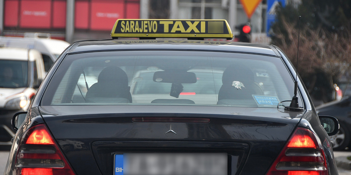 Sarajevo: Motociklista pretukao taksistu i njegovog sina pa pobjegao; konstatovane im povrede