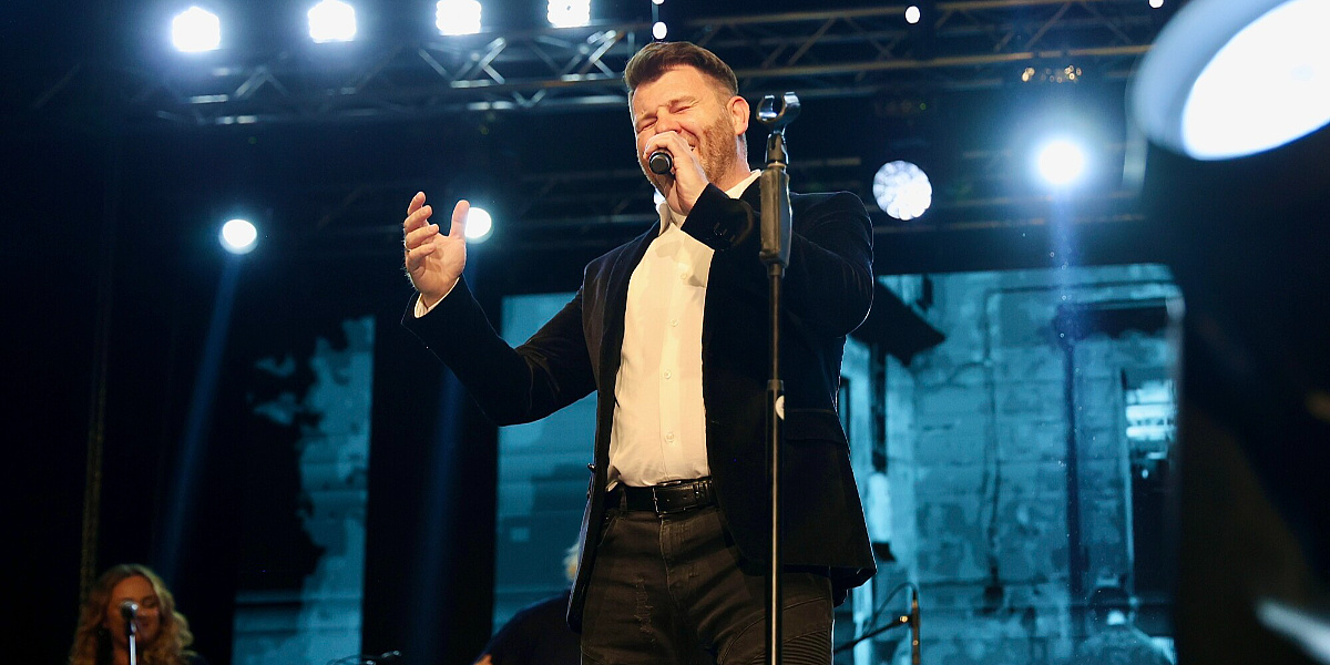 Eldin Huseinbegović nastupio u BKC-u u Sarajevu: Publika ga ispratila ovacijama, na kraju ga savladale emocije