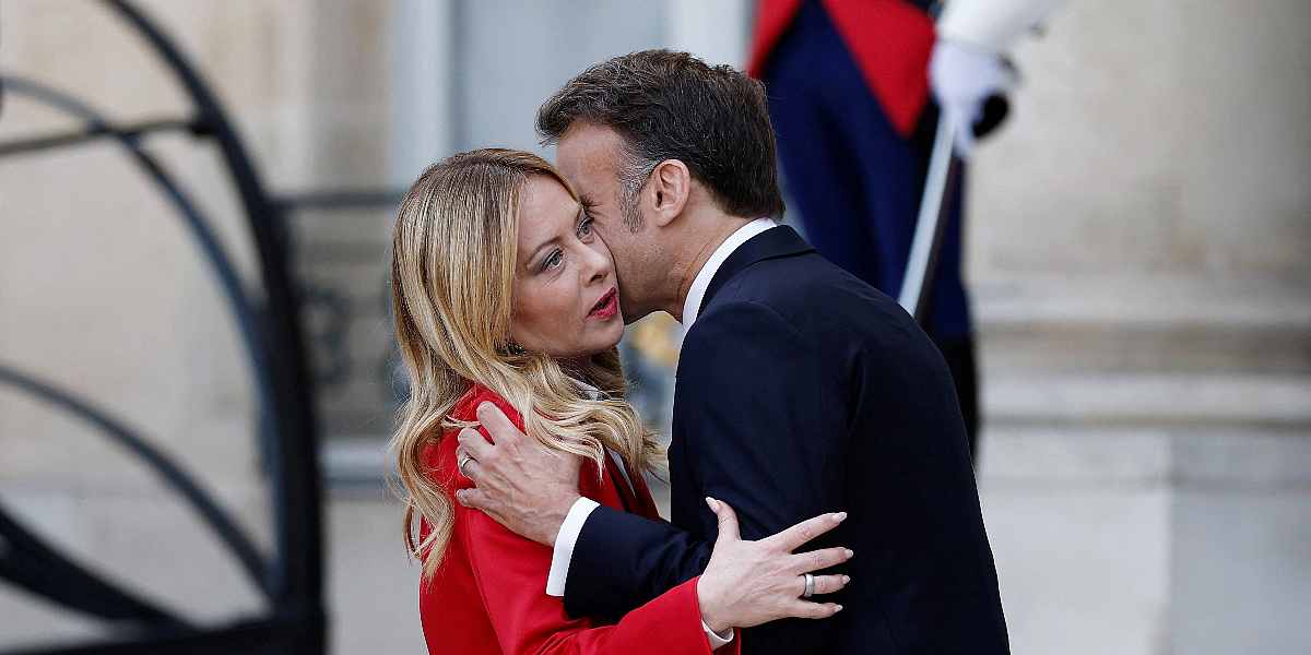Italijanska premijerka ostala u čudu zbog dočeka Macrona u Parizu: Očigledno nije očekivala poljubac