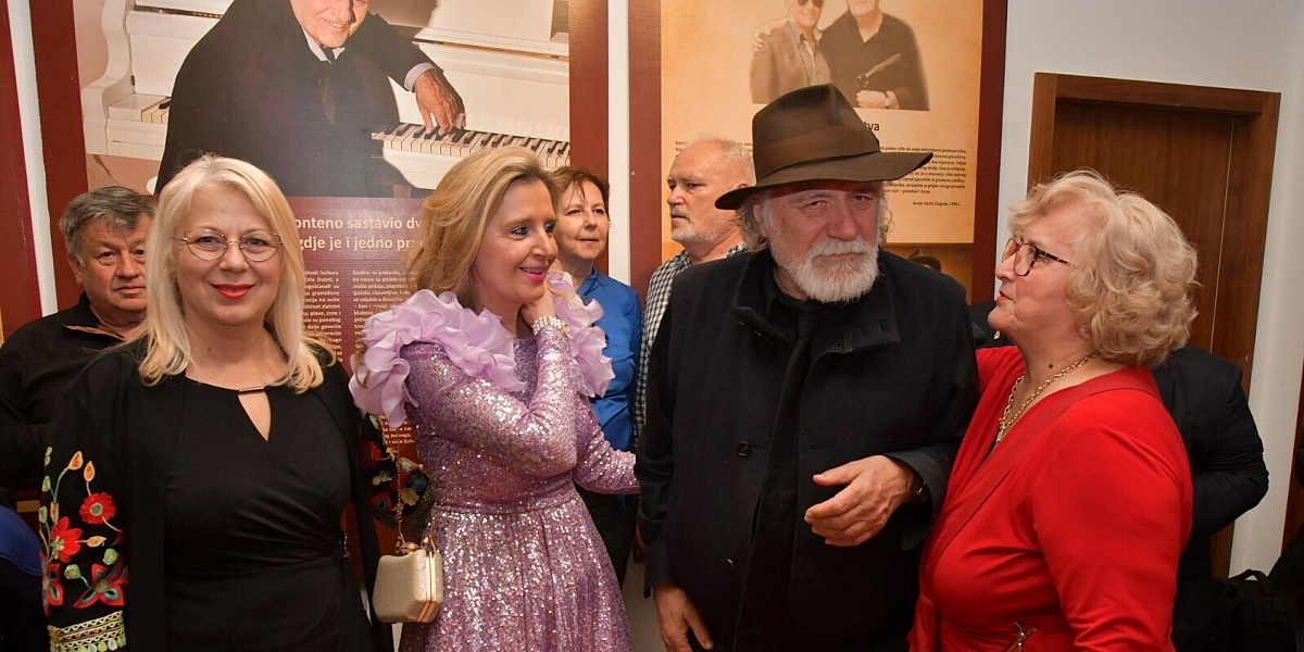 Izložba o Kemalu Montenu otvorena u Zagrebu, među prisutnima Rade Šerbedžija i Boris Novković