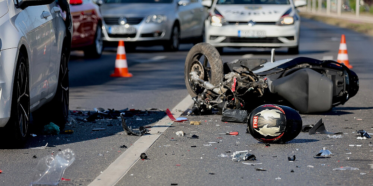 Teška saobraćajna nesreća kod RTV doma: U sudaru automobila i motocikla povrijeđena jedna osoba
