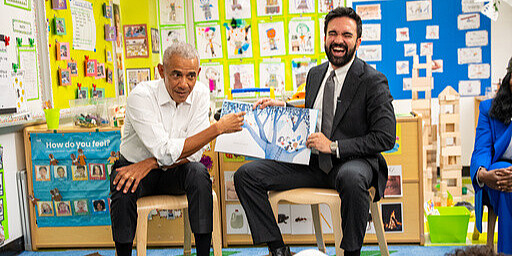 Neobičan susret Baracka Obame i Zohrana Mamdanija: Sastali se u vrtiću, pa s mališanima pjevali dječiju pjesmicu