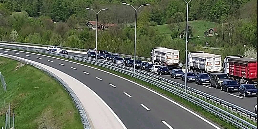 Teška nesreća na autoputu Doboj - Banja Luka: Obustavljen saobraćaj, pojedini vozači voze u suprotnom smjeru