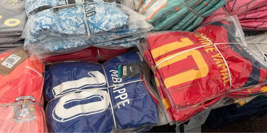 Tokom racije u Midlandsu zaplijenjeno više od 4.400 lažnih nogometnih dresova za Svjetsko prvenstvo