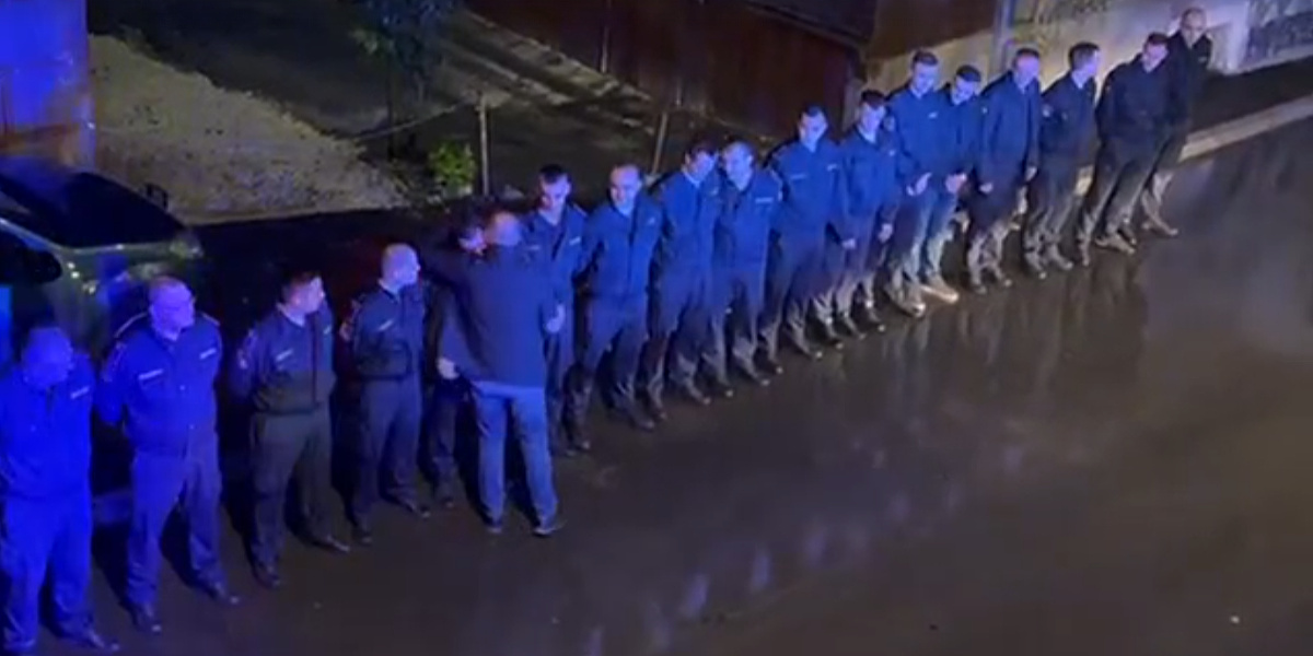 Dirljiv oproštaj: Sarajevski vatrogasci kolegu koji odlazi u penziju ispratili kao heroja