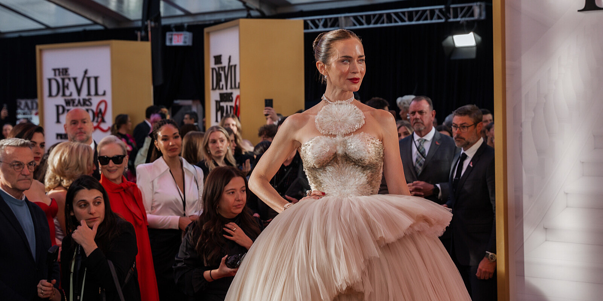 Meryl Streep oduševljeno reagovala na modno izdanje Emily Blunt: Haljina dizajnirana s 25.000 svilenih pera