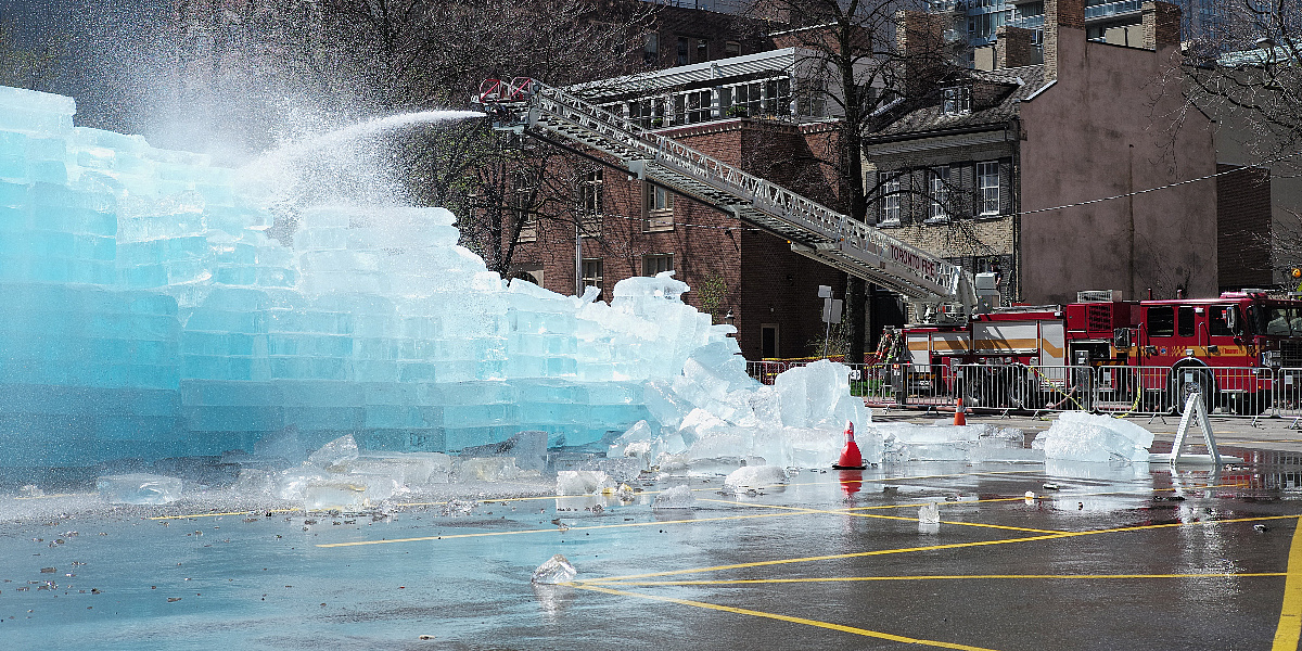 Drakeov pokušaj otkrivanja datuma albuma uz pomoć ledene skulpture propao, vatrogasci je otopili