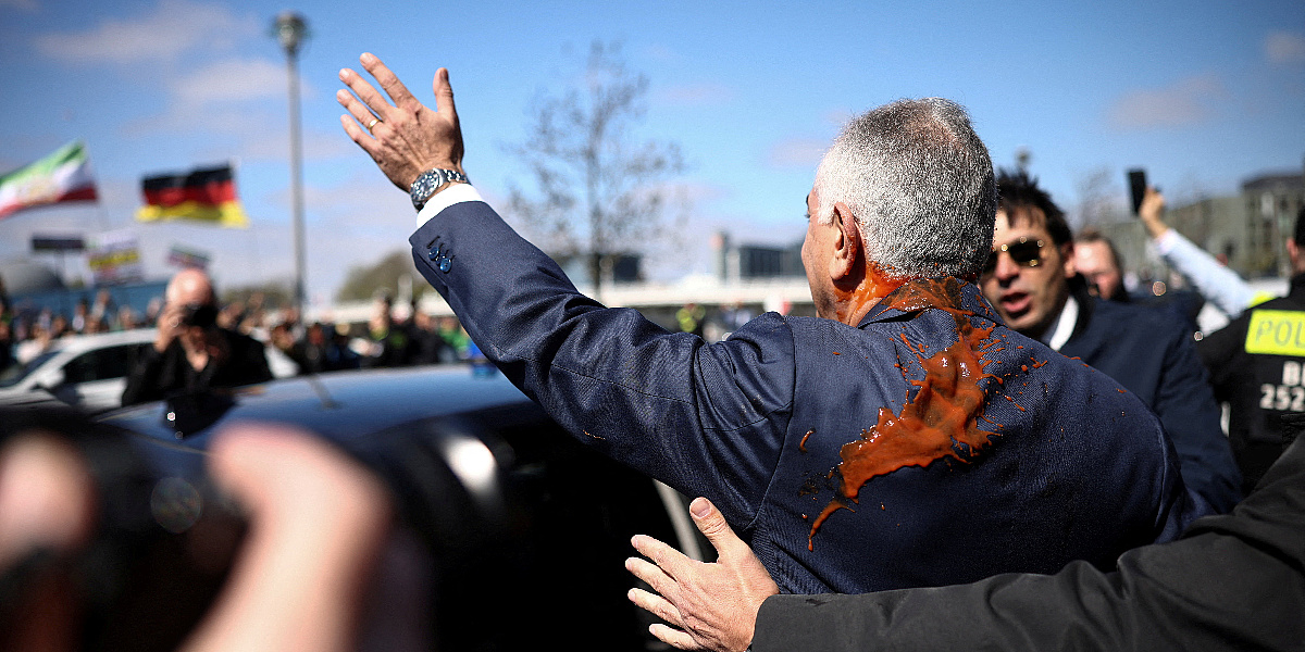 Cijena podrške napadima Amerike i Izraela: Reza Pahlavi poliven crvenom bojom nasred ulice