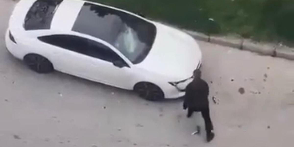 Muškarac u Tuzli palicom razbijao parkirani automobil pa upao kroz stakleni krov