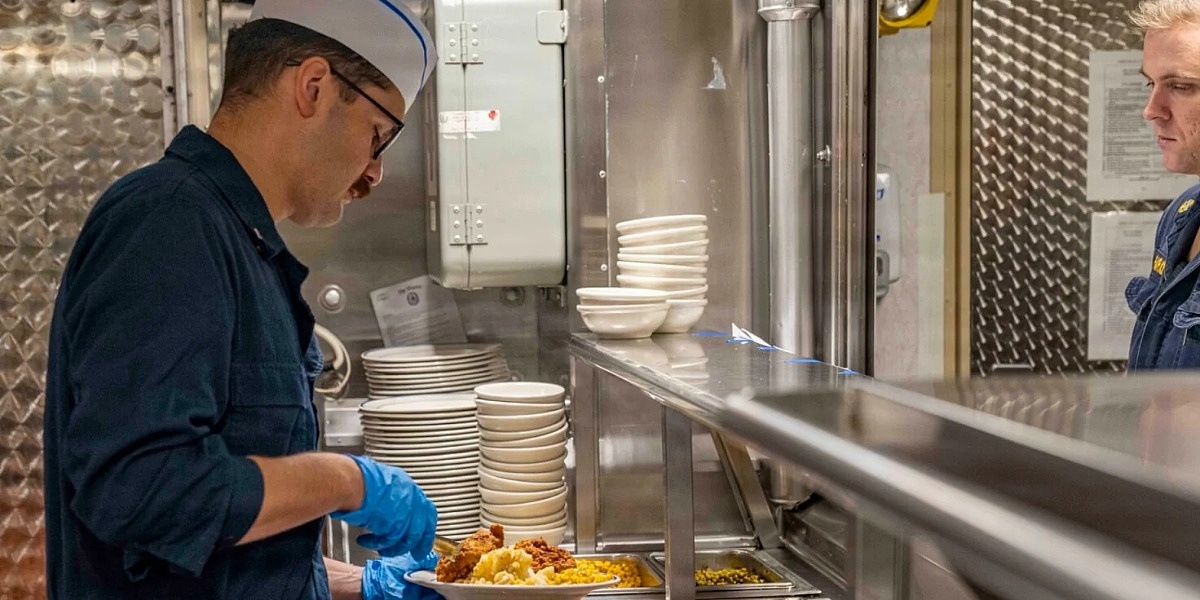 Gradovi na moru: Mornari na tri američka nosača aviona dnevno pojedu čak 12.000 komada jaja