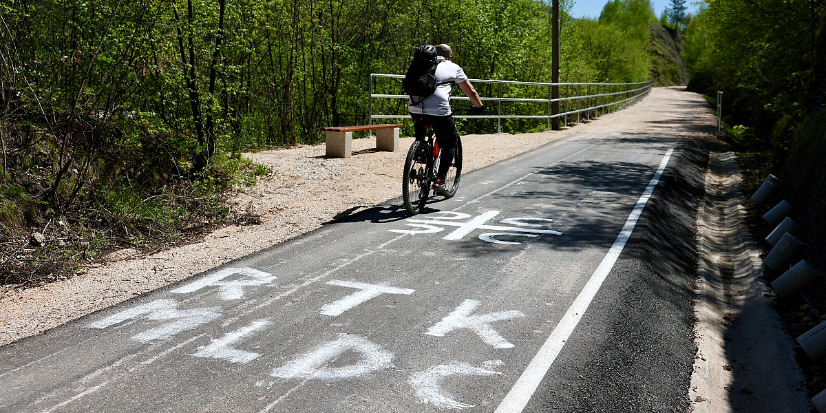 Na biciklističkoj stazi između Pala i Sarajeva osvanuli grafiti posvećeni zločincu Mladiću