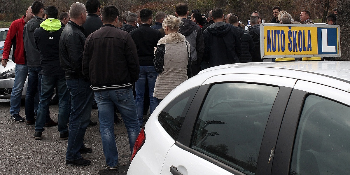 Automobili sve više sami voze: Da li će nam trebati autoškola i obuka u budućnosti?